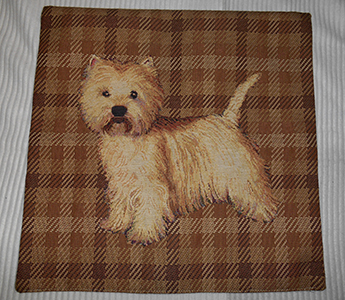 Rutigt kuddfodral i gobelng, enfrgad baksida, med dold blixtls. 43 x 43 cm  Obs. innerkudde ingr ej. Pris: 300:- inkl frakt